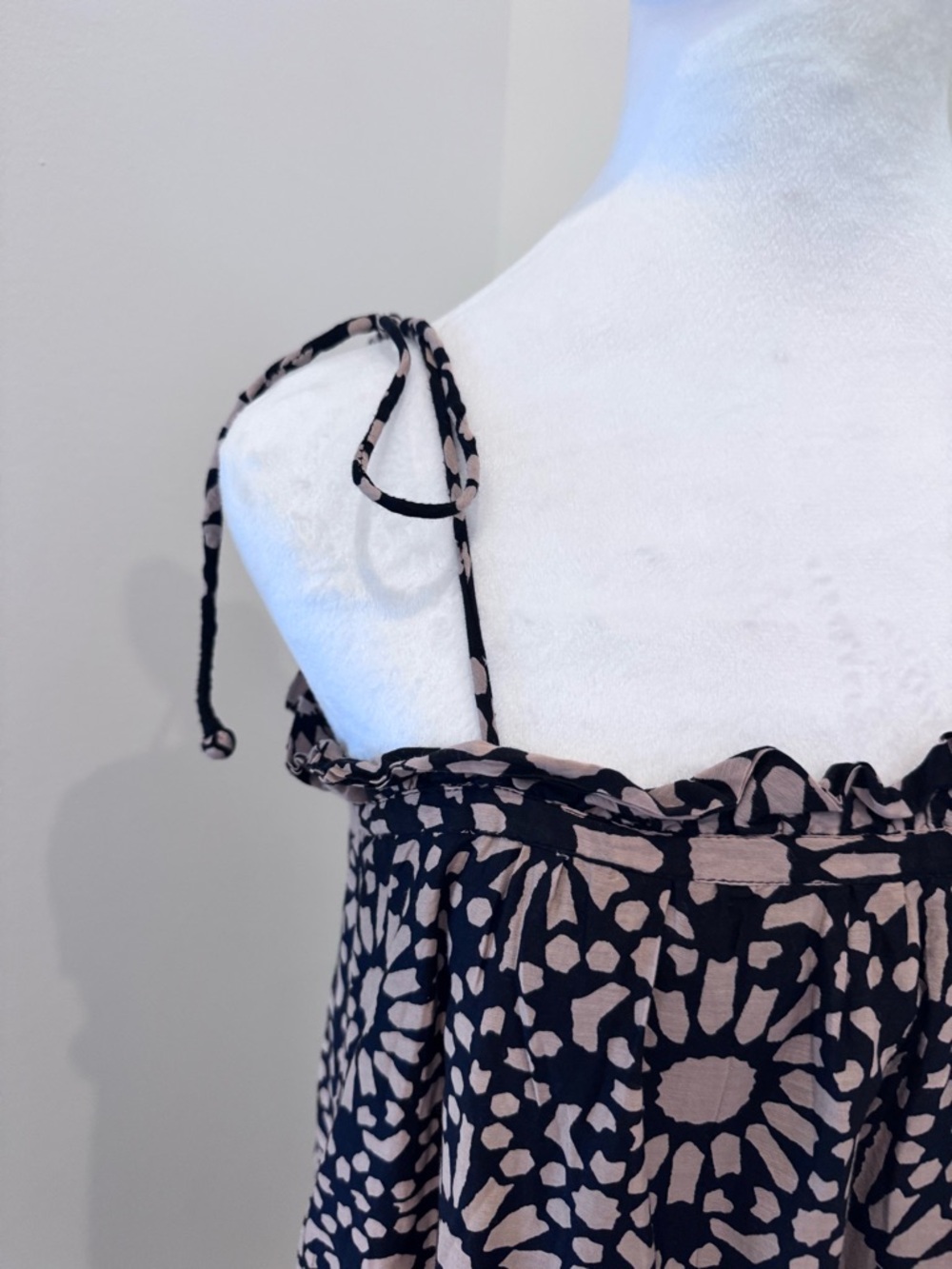 MIRTH, M, Floral Tie-Strap Midi Dress in Black and Pink - Picture 4 of 6